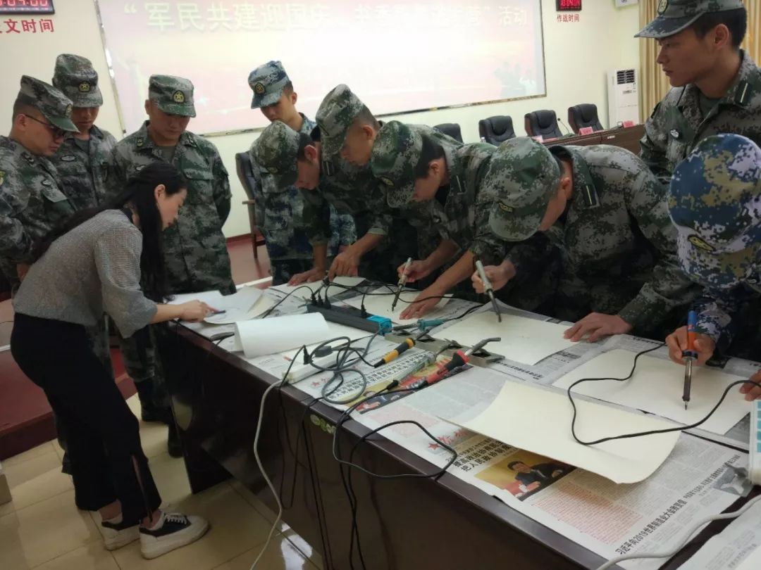 “軍民共建迎國慶 惠安烙畫墨進軍營”(1).jpg